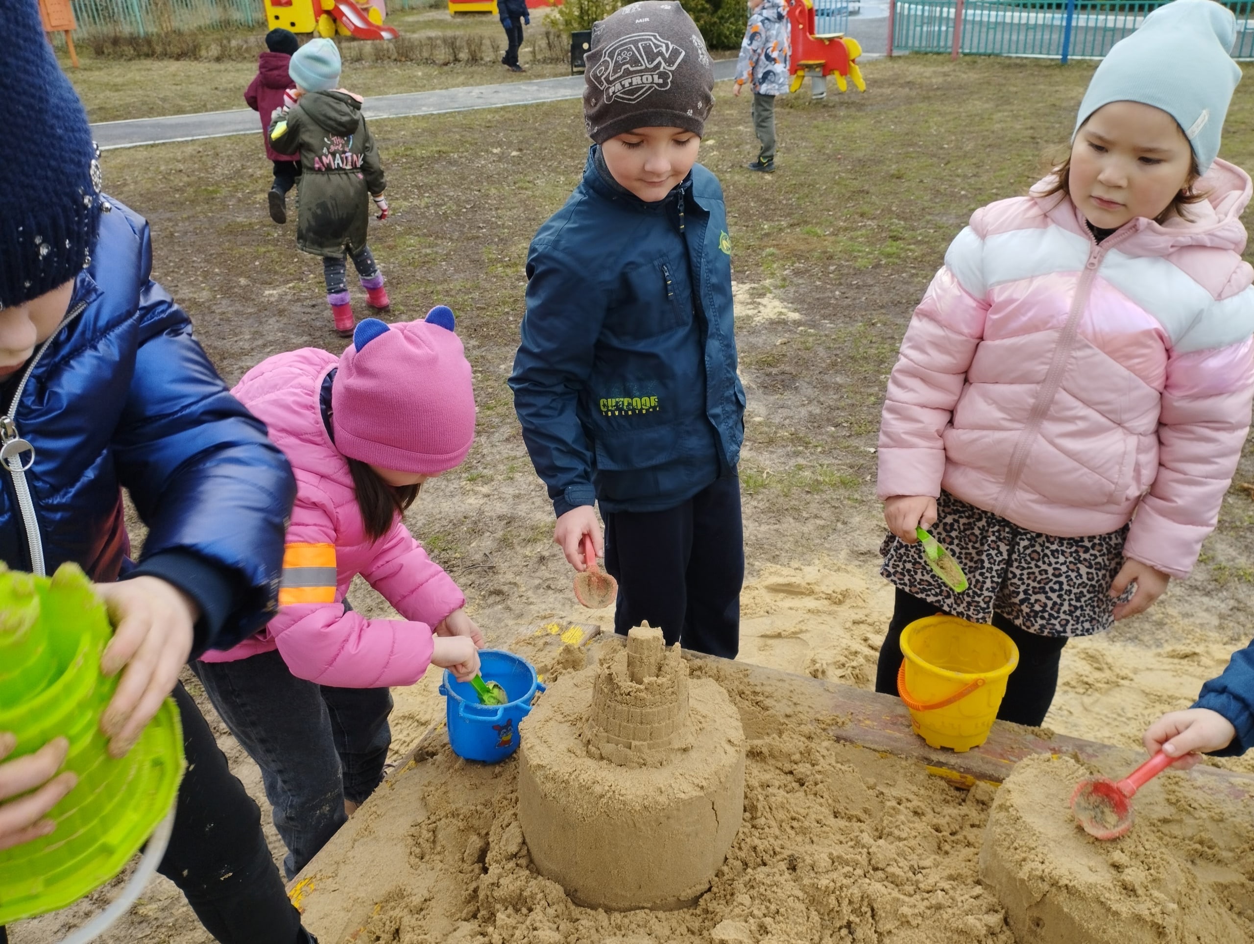 Мы в песочнице играем, строим домик из песка.