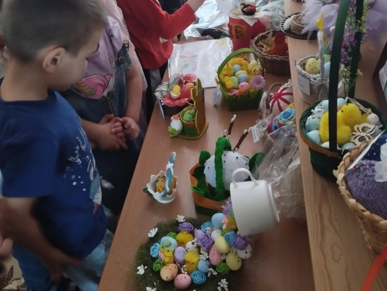 Выставка работ “Пасха глазами детей”.